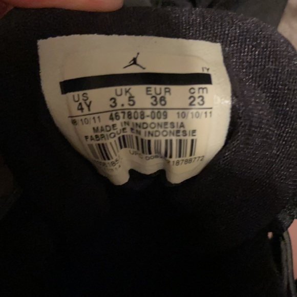 Size 4y Black Jordan great condition - Picture 2 of 2